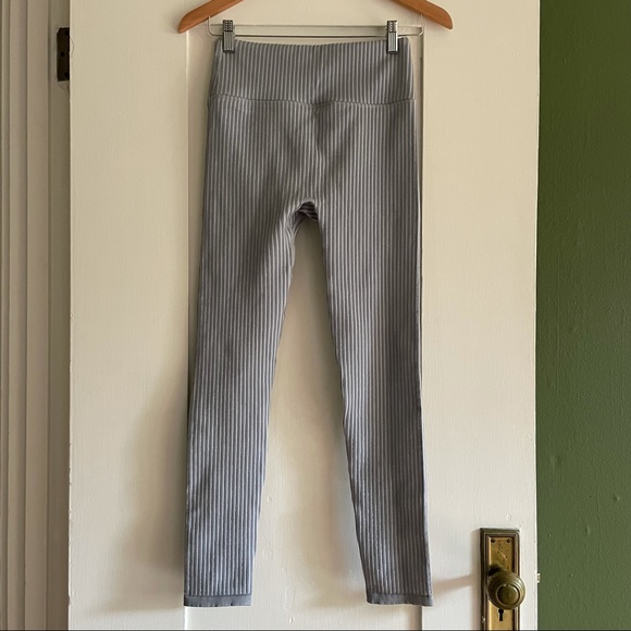 High-Waisted Seamless Rib Legging - Picture 4 of 7